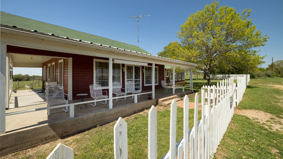 Dennis House | Stay on a 350-acre Cattle Ranch! Brazos River! Tubing! Petting zoo!