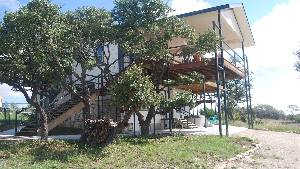 Harper House | Stay on a ranch in the Texas Hill Country relax and visit nearby wine country!