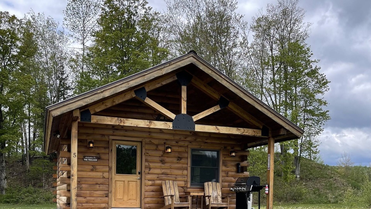 East Burke Cabin | Stay on Kingdom Trails in an efficiency one-bedroom cabin!