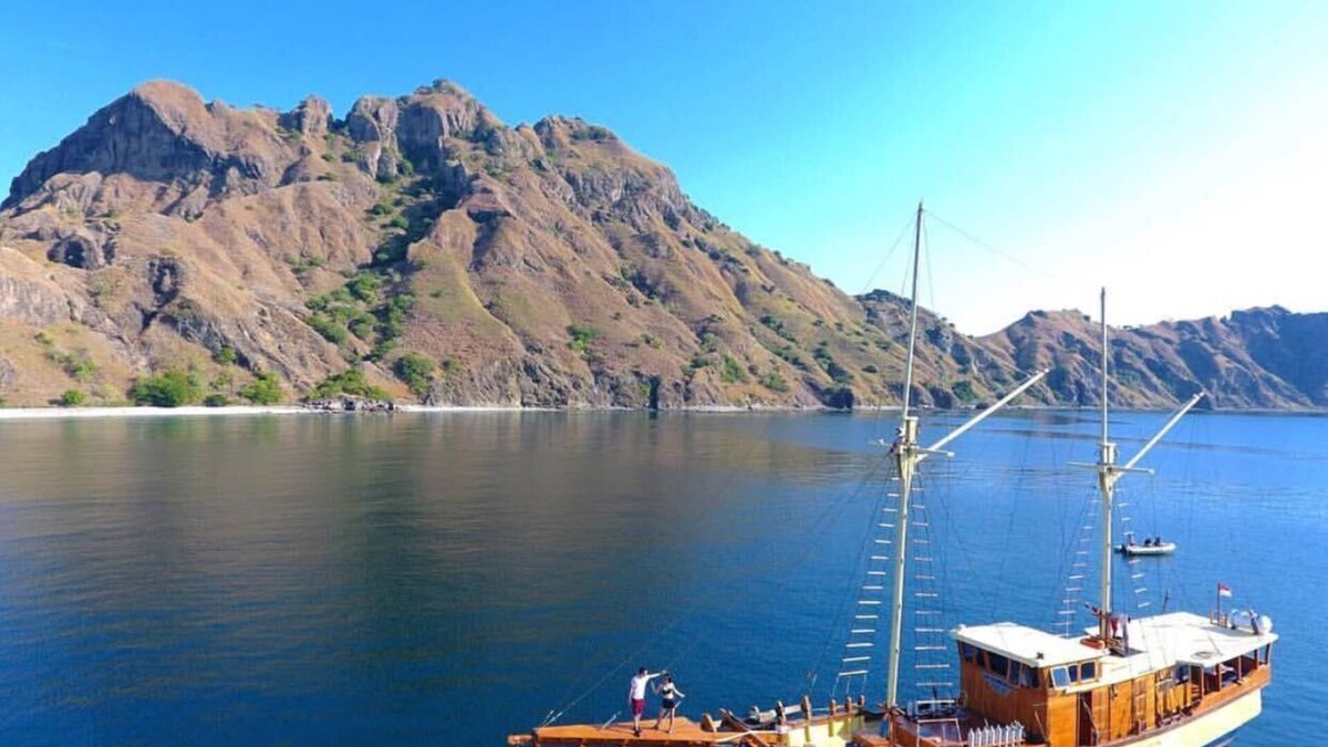 Labuan Bajo Boat Rental | stay on pirate ship at komodo , Indonesia