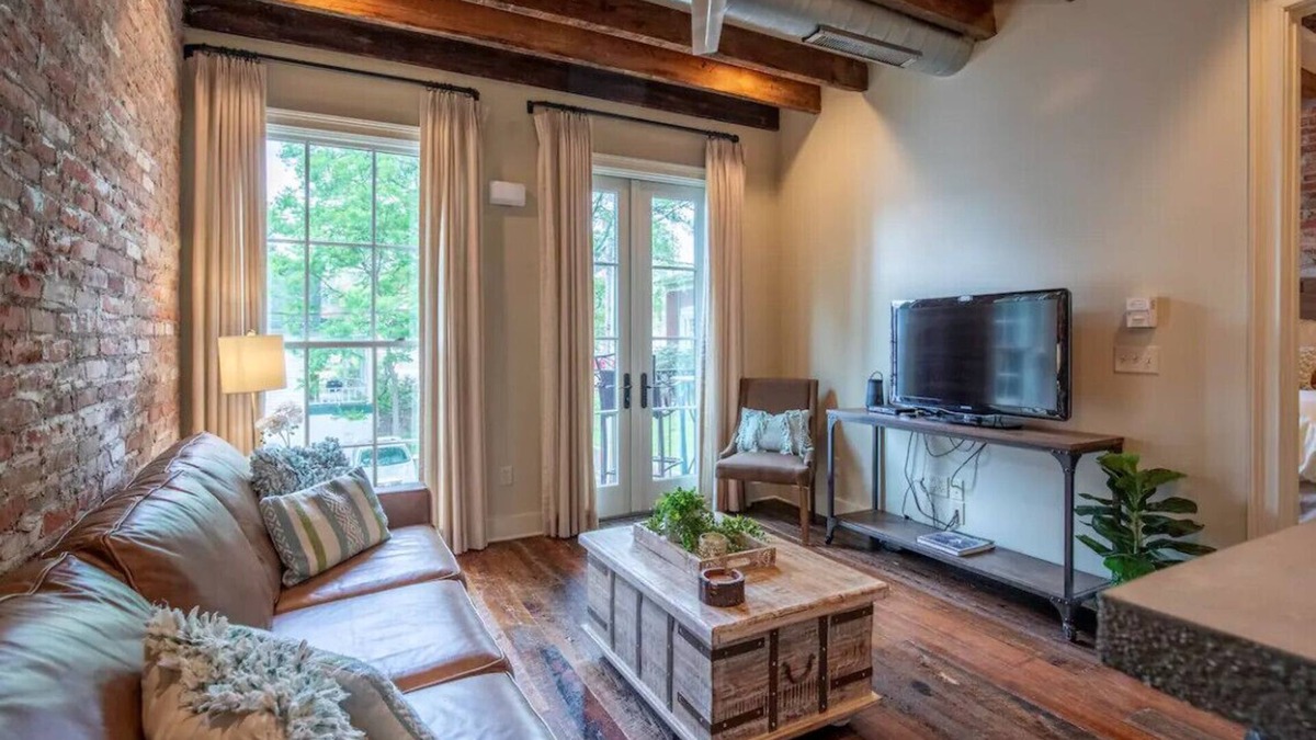 Oxford Condo | Stay on the Square Walk to football!