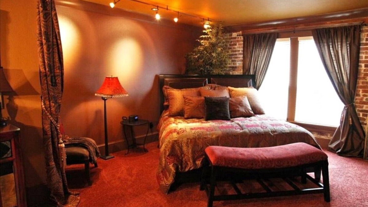 Carlton Apartment | Stay & Play Winery Loft #2 in Historic Downtown Carlton