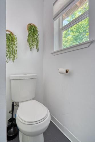 Ashcreek Apartment | Stay Portland - Forest Studio Oasis - Mile from Multnomah Village