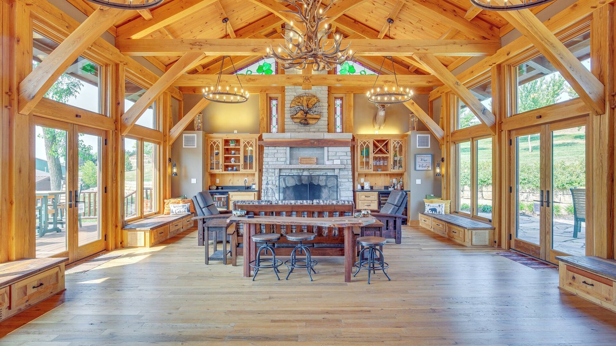Excelsior Springs Cabin | Stay & Sip: Group Ranch at Shamrock Hills Vineyard
