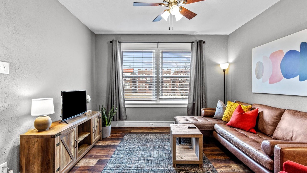 The Southampton Apartment | Stay STL*Long Term Stays*Private Balcony*Pets