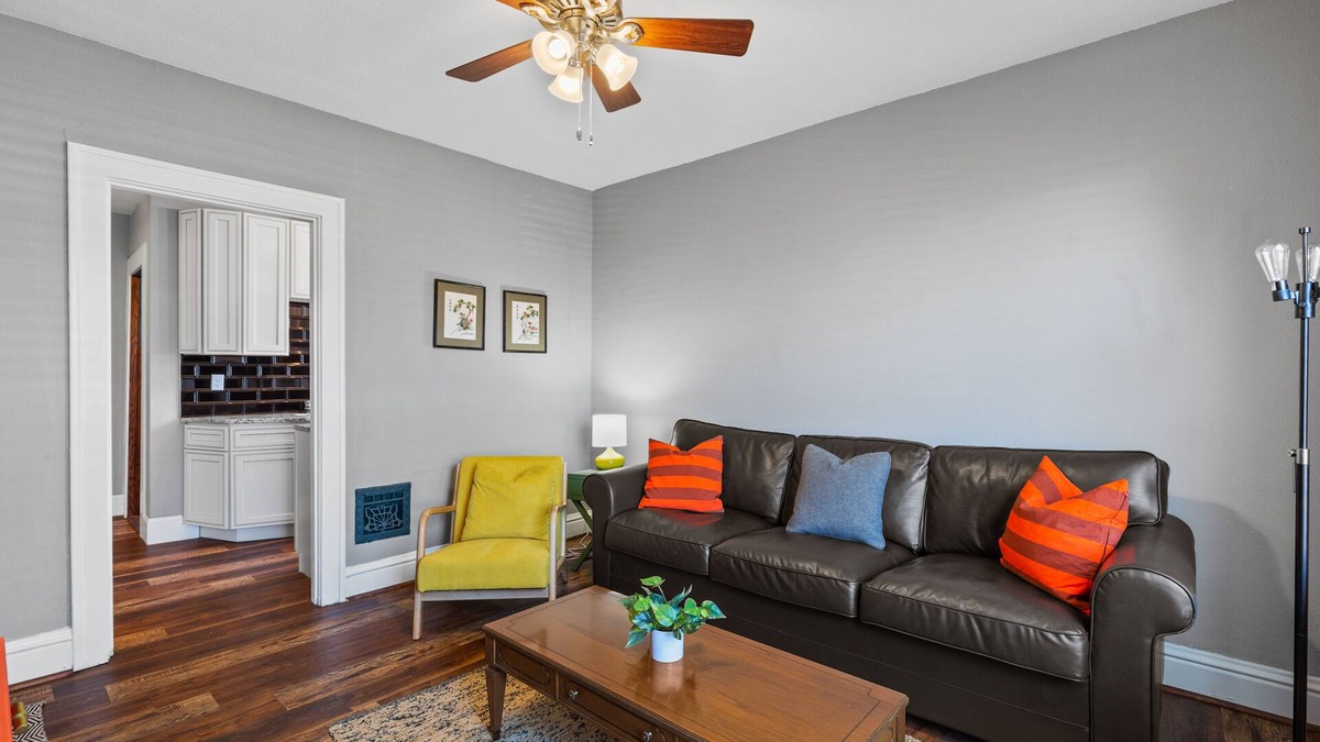 The Southampton Apartment | Stay STL*Long Term Stays*Private Balcony*Pets