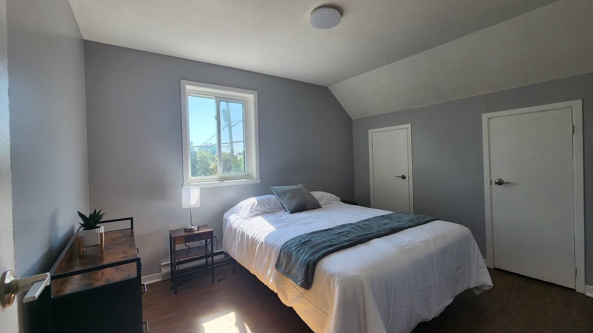 Cornwall Apartment | Stay Together: 2 Cozy Apartments