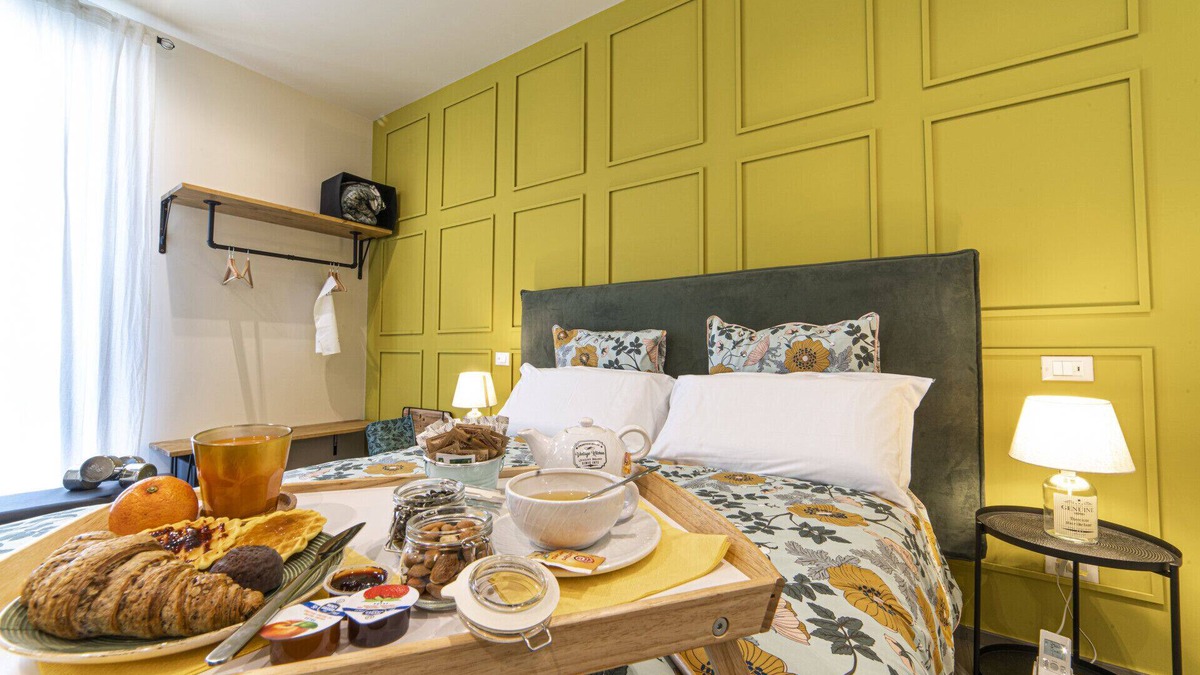 Pescara Bed & Breakfast | Stay with Comfort Double room with en suite bathroom and balcony.