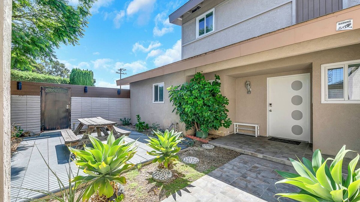 Midway City House | Stay with SIR Living for the best experience!