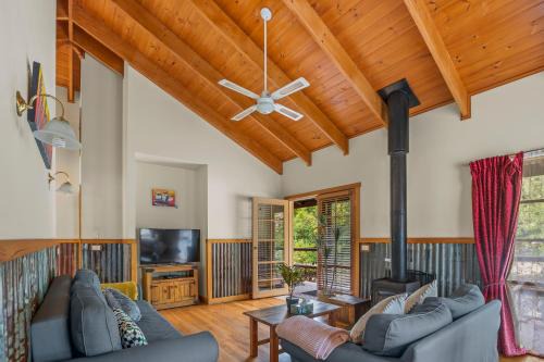 Badger Creek House | StayAU Conifer Cottage 2BR Serene Lakeside Haven