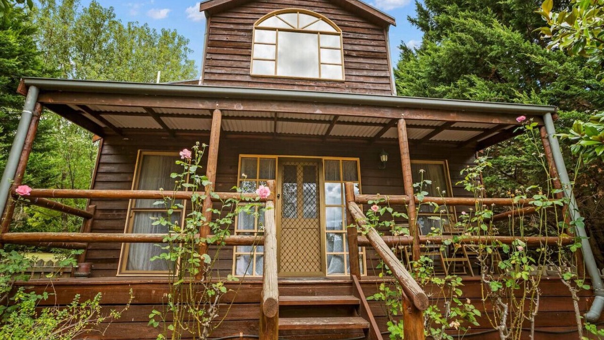 Badger Creek Cabin | StayAU The Loft 1BR Rustic Picturesque Cottage