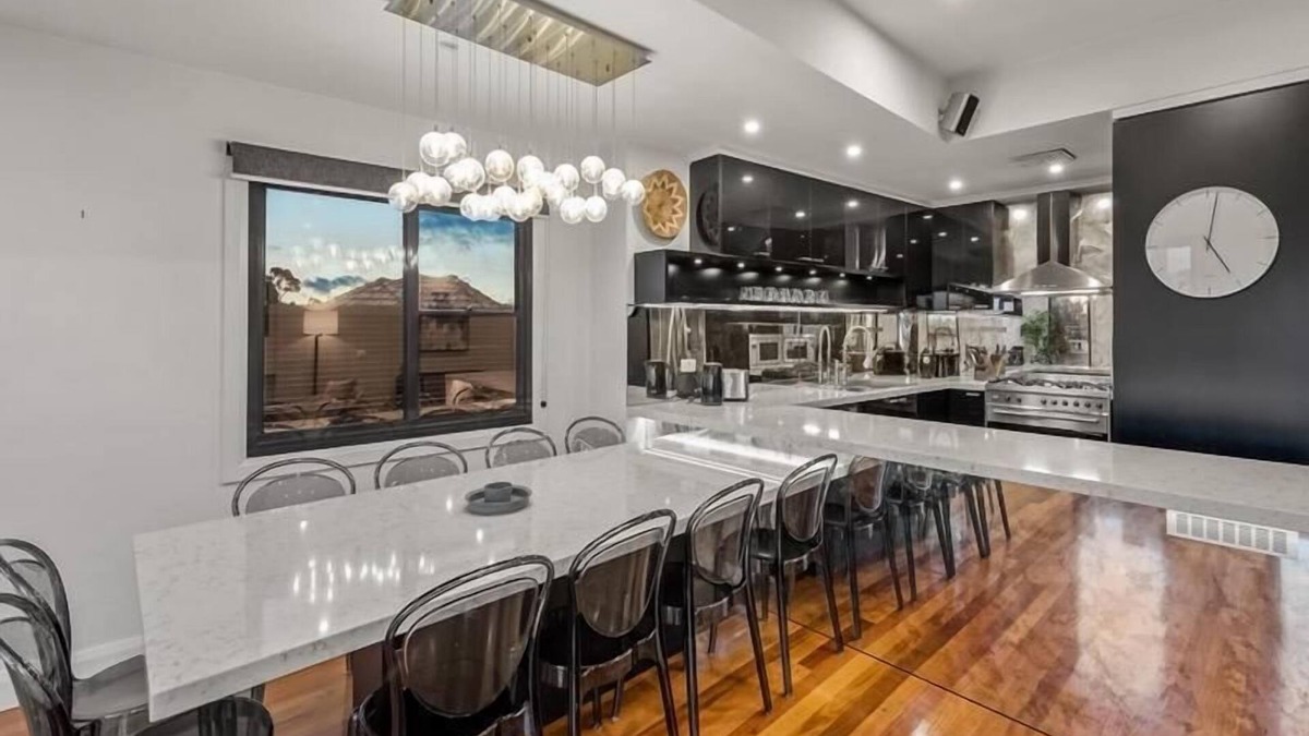 Moonee Ponds Apartment | StayCentral - Moonee Ponds Penthouse - Mount Alexander Rd, Moonee Ponds - 3 Bedrooms, 4 Beds, 2 Bathrooms, 2 secure undercover parking spot.