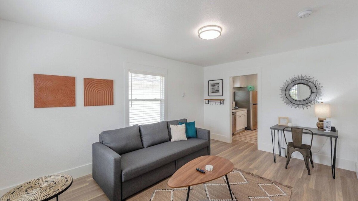 Coos Bay House | #StayinMyDistrict Coos Bay Goldfinch Cottage