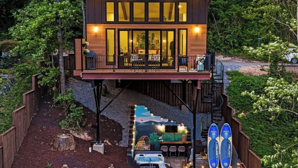 Chimney Rock Cabin | StayInOurSpace- Romantic getaway with views, walk to downtown, Hot tub, fire pit