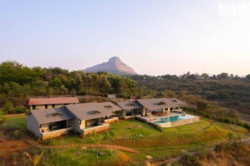 Tikona Peth Villa | StayVista at Chitrakoot with Pool & Lawn