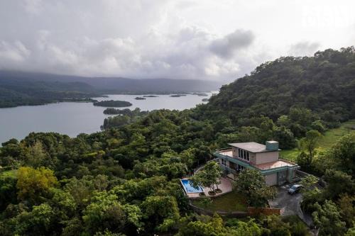Lonavala Villa | StayVista at La Sierra with Pawna Lake View, WiFi