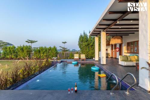 Rau Villa | StayVista at Lotus by the lake with Pool, BBQ & Lawn