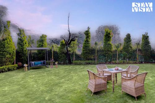 Pachmarhi Apartment | StayVista at Pandav Greens with Lawn & Bonfire