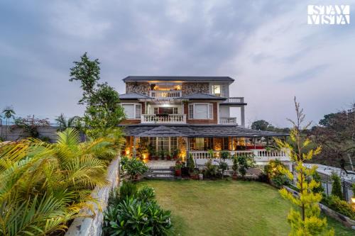 Bigha Apartment | StayVista at The Crystal Crest with Jacuzzi and BBQ