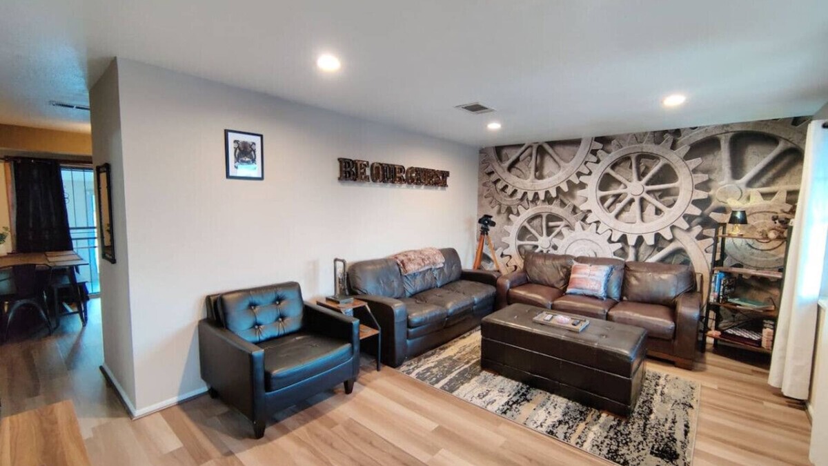 Dupont Apartment | Steampunk themed getaway! 1 King, 2 Queens