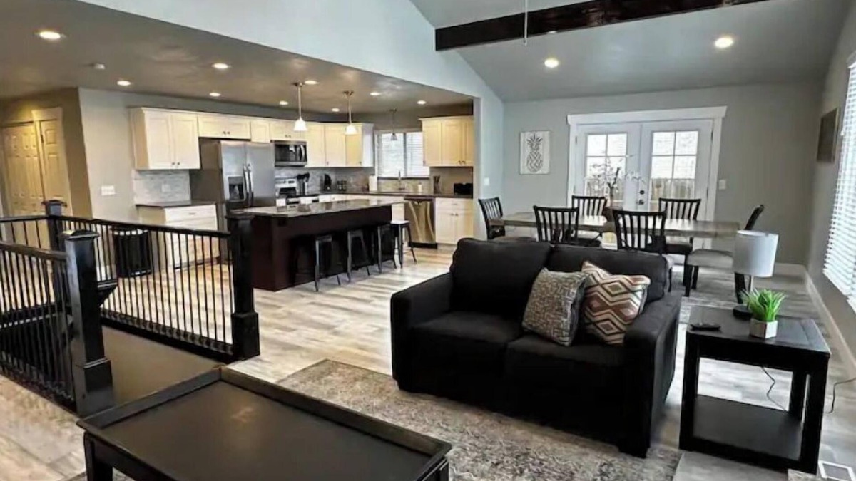 Sandy House | Stellar Sandy Getaway - New Remodel - Big Groups!