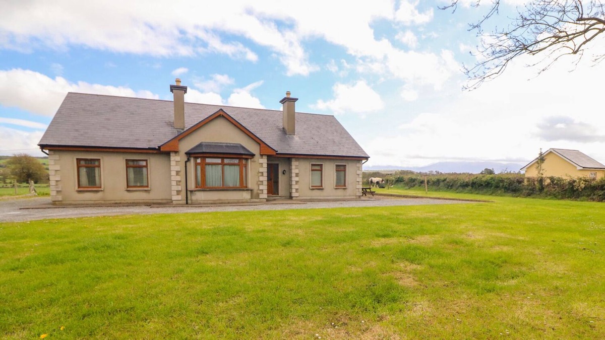 Milltown Cottage | STEPHEN'S COTTAGE, pet friendly in Killorglin, County Kerry