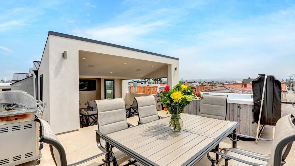 Balboa Peninsula House | Steps 2 Beach and Bay, Roof Top Jacuzzi, Elevator, EV charger, Garage, Brand New