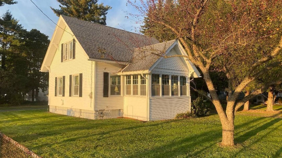Endicott House | Steps from En-Joie Golf - 3BR Bungalow, Pet-Friendly w/AC & WiFi