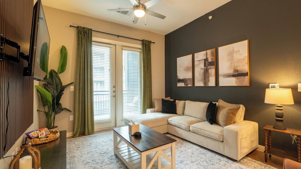 Tobin Hill Apartment | Steps from Pearl District, Riverwalk access, Gym, Pool, Free Parking, King Bed