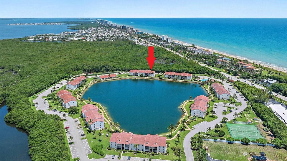 Jensen Beach Condo | Steps from the beach! Spacious 2-bedroom condo in wonderful Jensen Beach