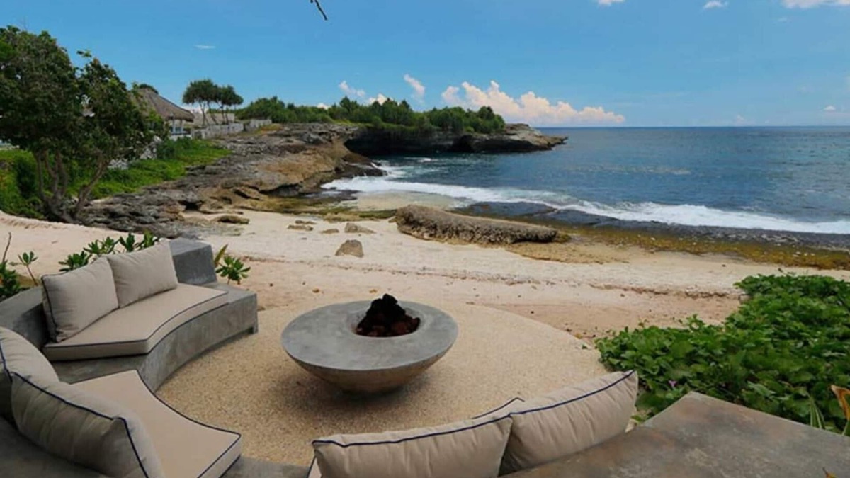 Mushroom Bay Villa | Steps from the Sea, Wrapped in Luxury – Bali Villa 1073