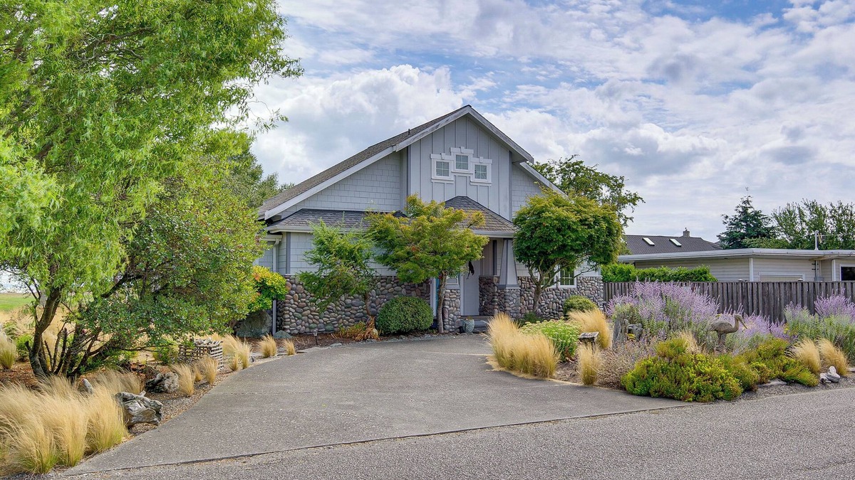 Oak Harbor House | Steps to Beach: Home w/Hot Tub in Oak Harbor!