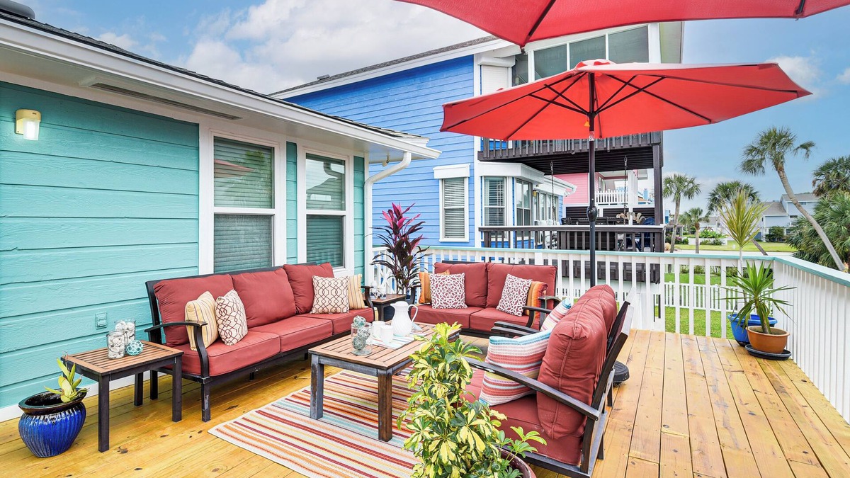Pirates Beach House | Steps to Beach: Home w/Deck in Galveston!