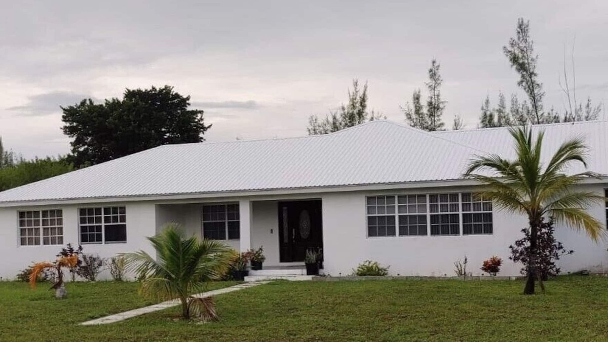 Windsor Park House | STEPS TO BEACH & WALK TO SHOPPING, DINING, WATER SPORTS & ENTERTAINMENT