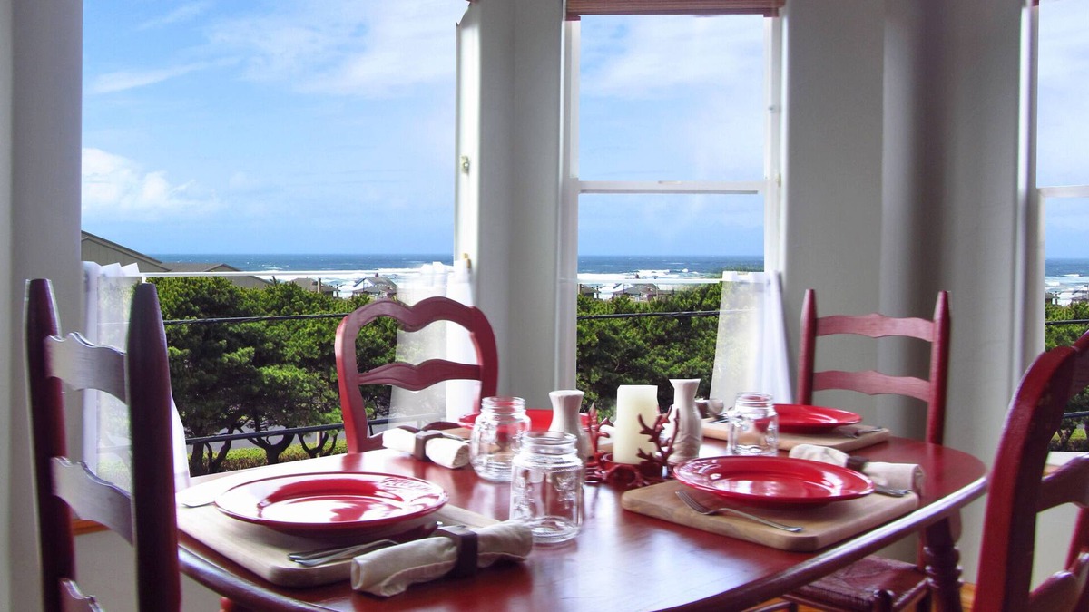 Newport House | Steps to Everything, Sunroom Spa, Secret Game Room!