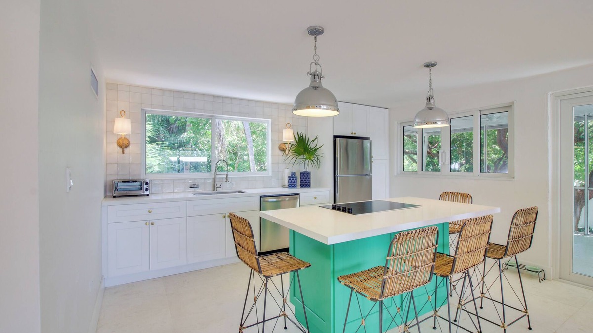 Tavernier Apartment | Steps to Gulf: Sleek Top-Floor Apt in Tavernier!