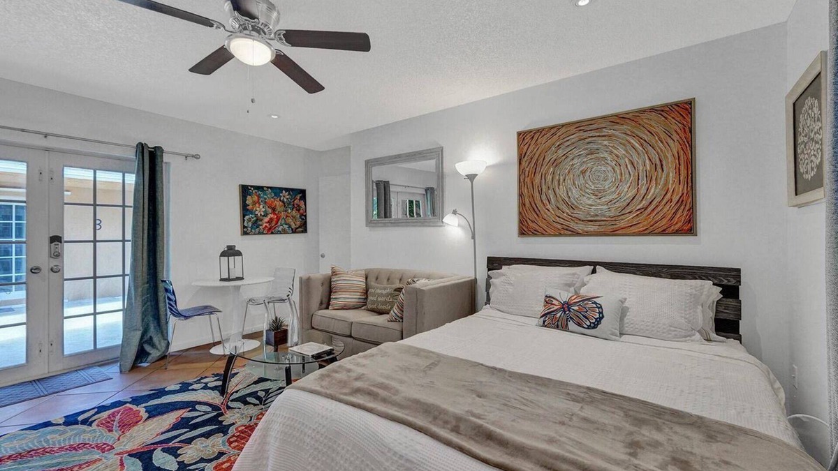 Hollywood Apartment | Steps to Hardrock! Managed by BNR Vacation Rentals