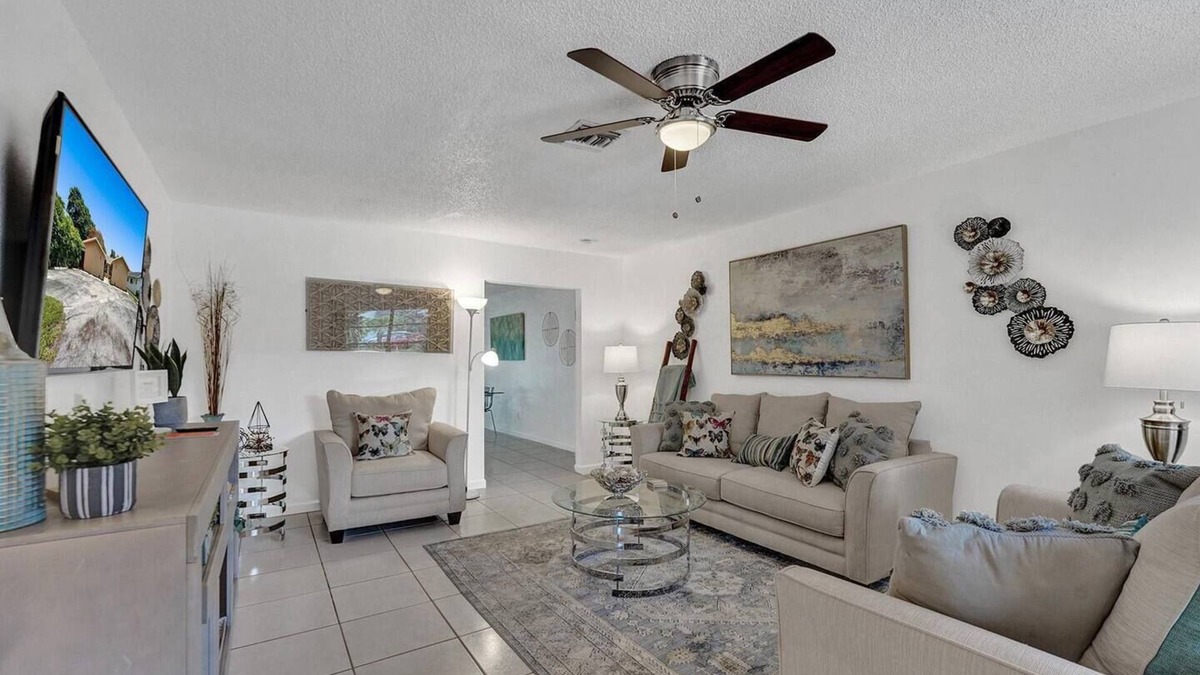 Hollywood Apartment | Steps to Hardrock! Managed by BNR Vacation Rentals