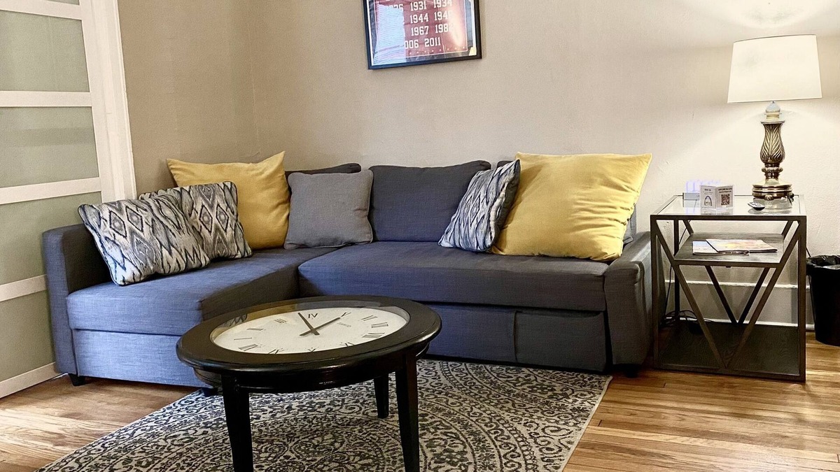 DeBaliviere Place Condo | Steps to Metrolink & Forest Park,1st Fl King & Queen Beds+ Off-Street Parking