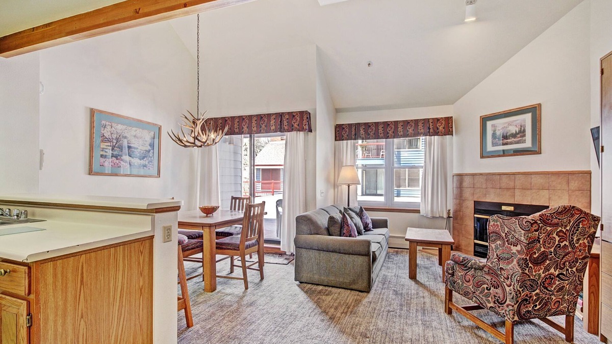 Historic District Condo | Steps to Mountain & Main St- Studio Loft by RedAwning