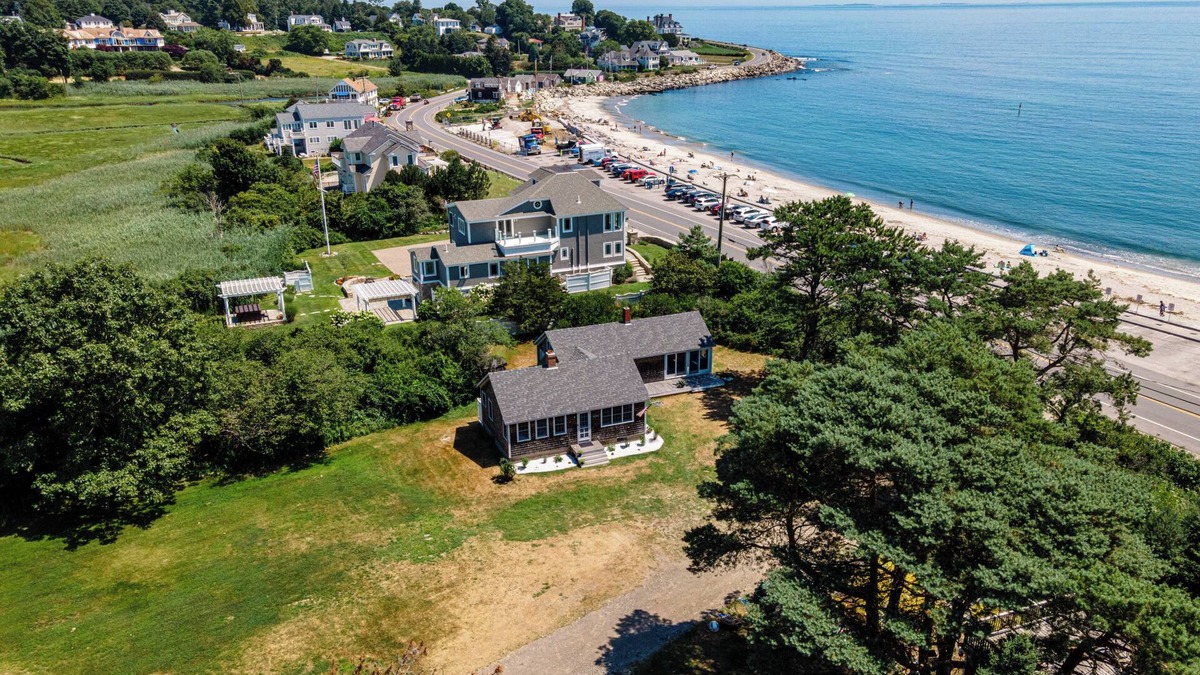 Byfield Cottage | Steps to North Hampton Beach: Cottage w/Deck!