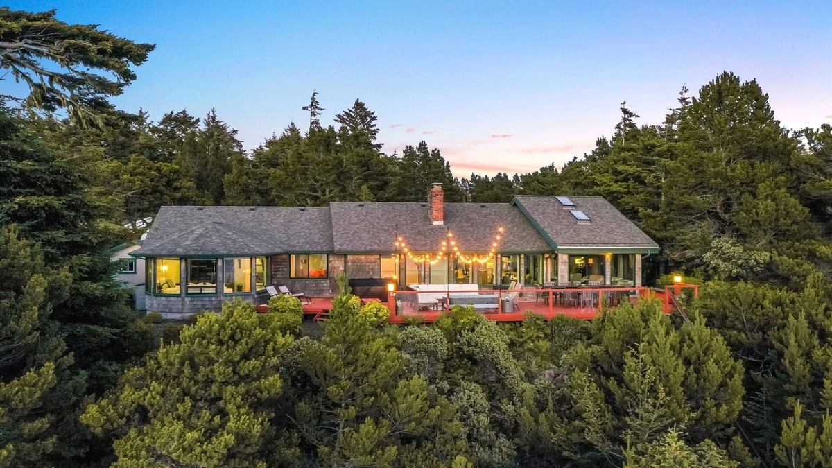Florence House | Steps to Pvt Beach on River, HotTub @pinpointstays