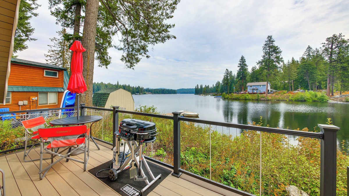 Newport Apartment | Steps to Sacheen Lake: Cute Studio Cabin w/Deck