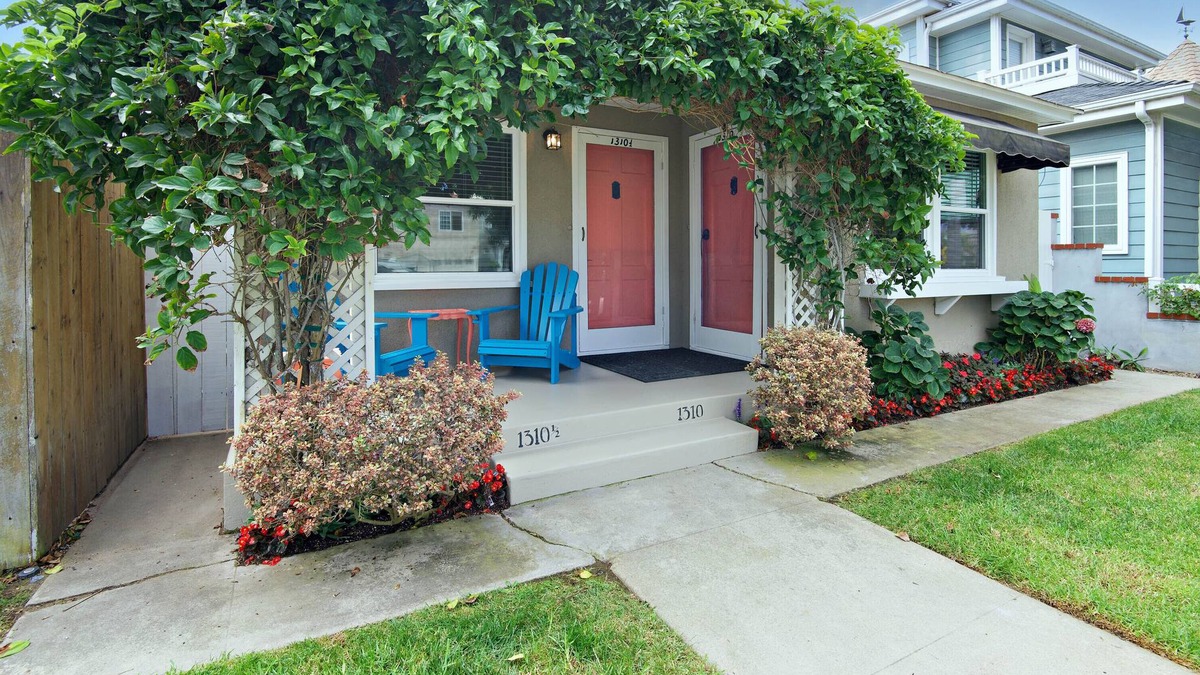 Old Towne House | Steps to the beach and 4 Blocks to Main St. and the pier