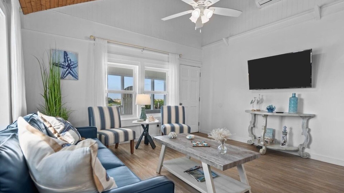 Long Beach Cottage | Steps to the Beach Cottage: Pet-Friendly