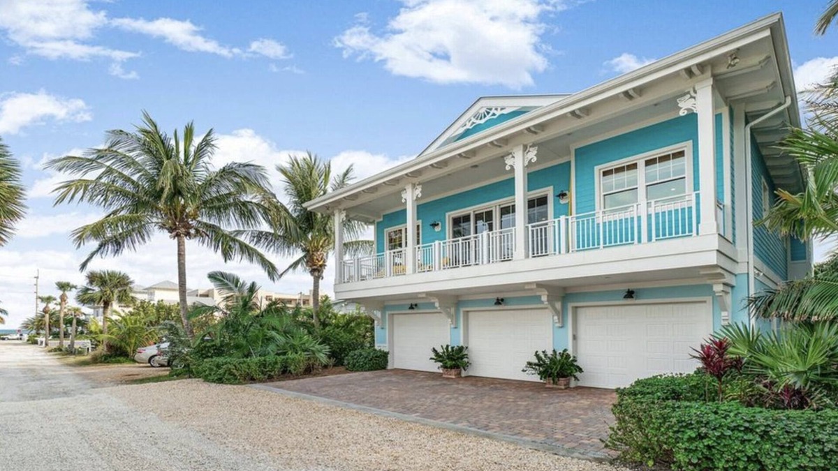 Juno Beach Apartment | Steps to the Ocean-1 Bd/1Ba Quiet Beach Apartment- Beautiful Sunrises Await You