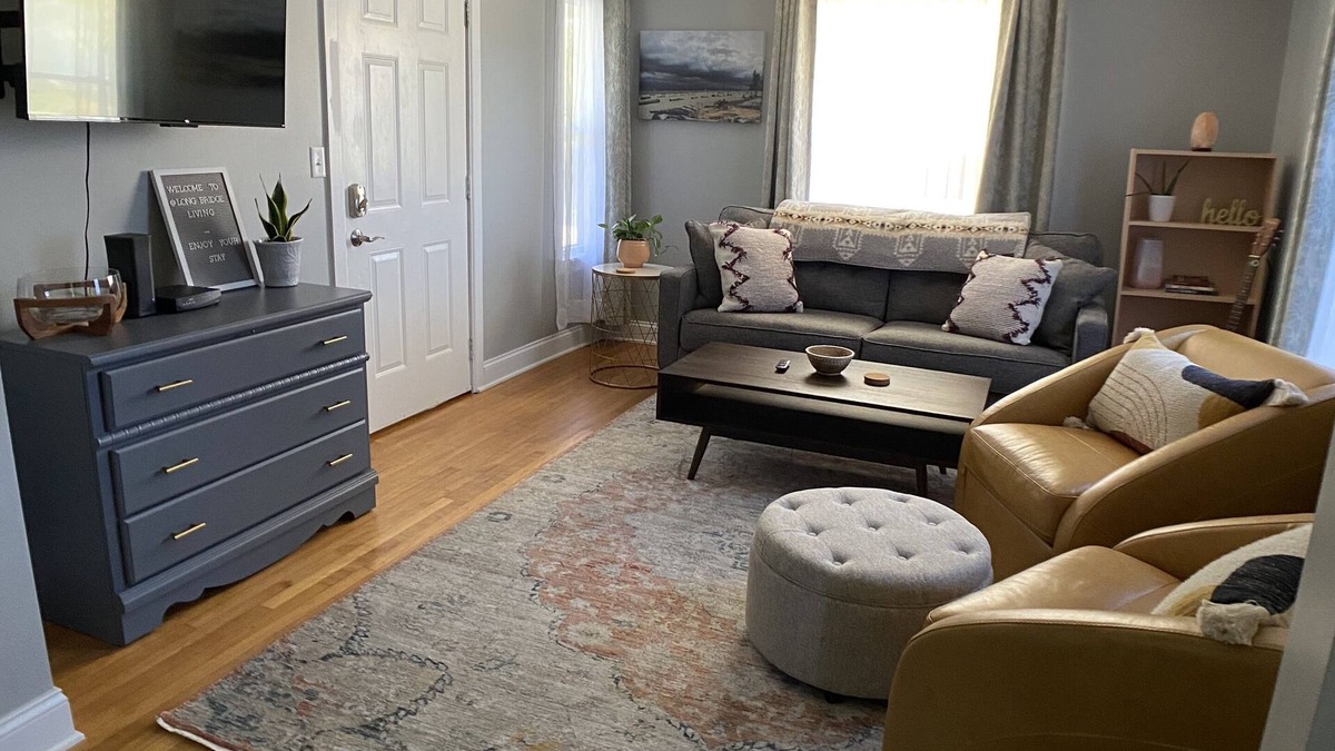 Pulaski Apartment | Steps to the River