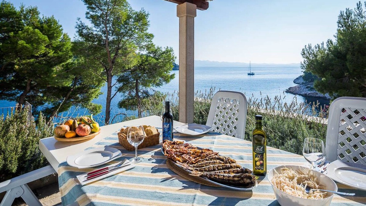 Cove Osibova (Milna) Apartment | Steps to the Sea and Beach | Pool | Sea-view Balcony | Peaceful Bay