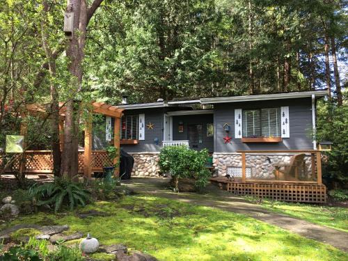 Galiano House | Sticks and Stones Cottage-Arbutus Grove