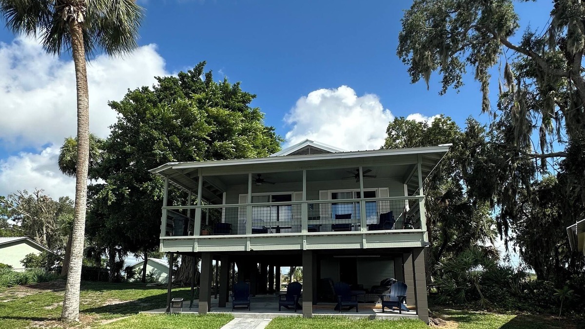 Frostproof House | Stilt House on the Shore at Lake Reedy